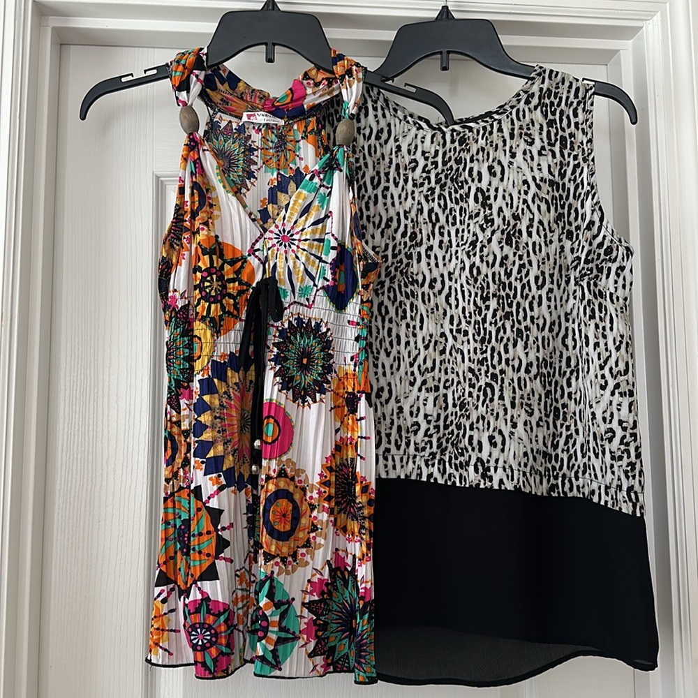 Beautiful bundle 2 sleeveless blouses !